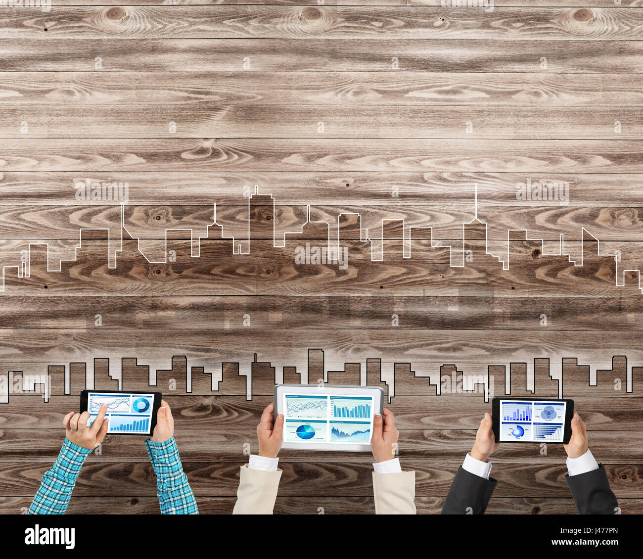 Un gruppo di tre persone con i dispositivi in mani lavorando insieme come simbolo del collegamento in rete e comunicazione Foto Stock