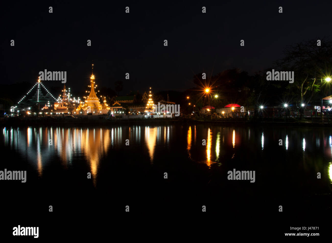 Vista notturna di un tempio nel nord della Thailandia Foto Stock