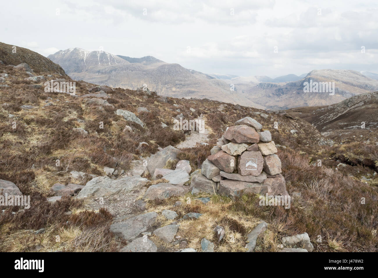 Beinn Eighe Mountain Trail, segnavia sentiero di montagna nelle Highlands scozzesi Foto Stock