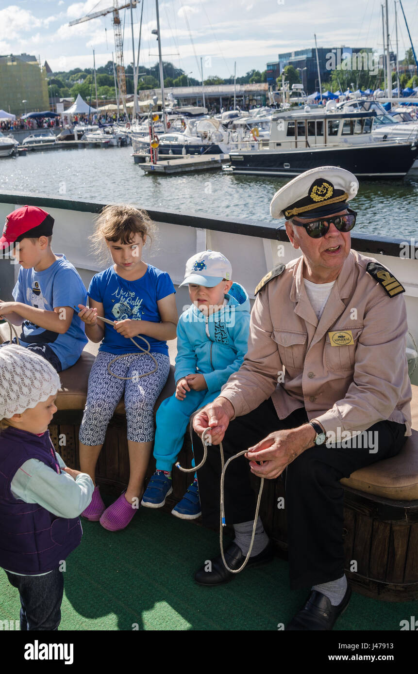Experienced sailor mostra come lavorare a maglia nodi dei giorni di mare a Tallinn Foto Stock