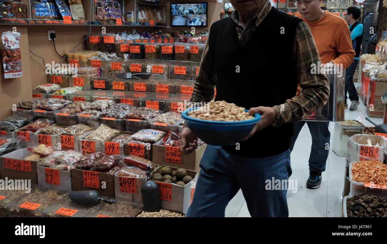 I dettaglianti che lavorano presso un alimenti naturali salute Store in Sham Shui Po su Apliu Street in Hong Kong Cina Foto Stock