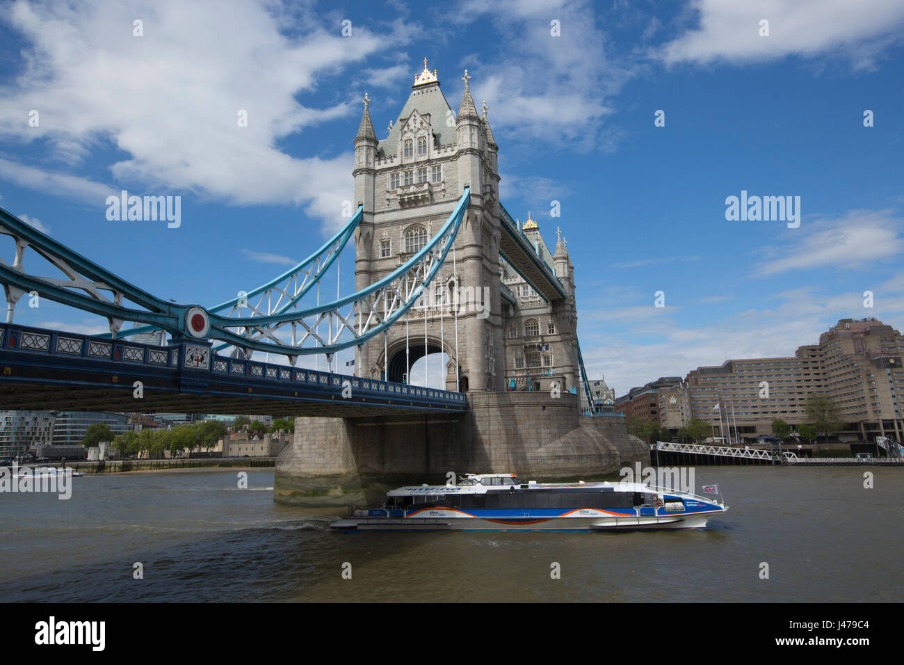 London Tower Bridge, visto dalla riva sud del fiume Tamigi, London, England, Regno Unito Foto Stock