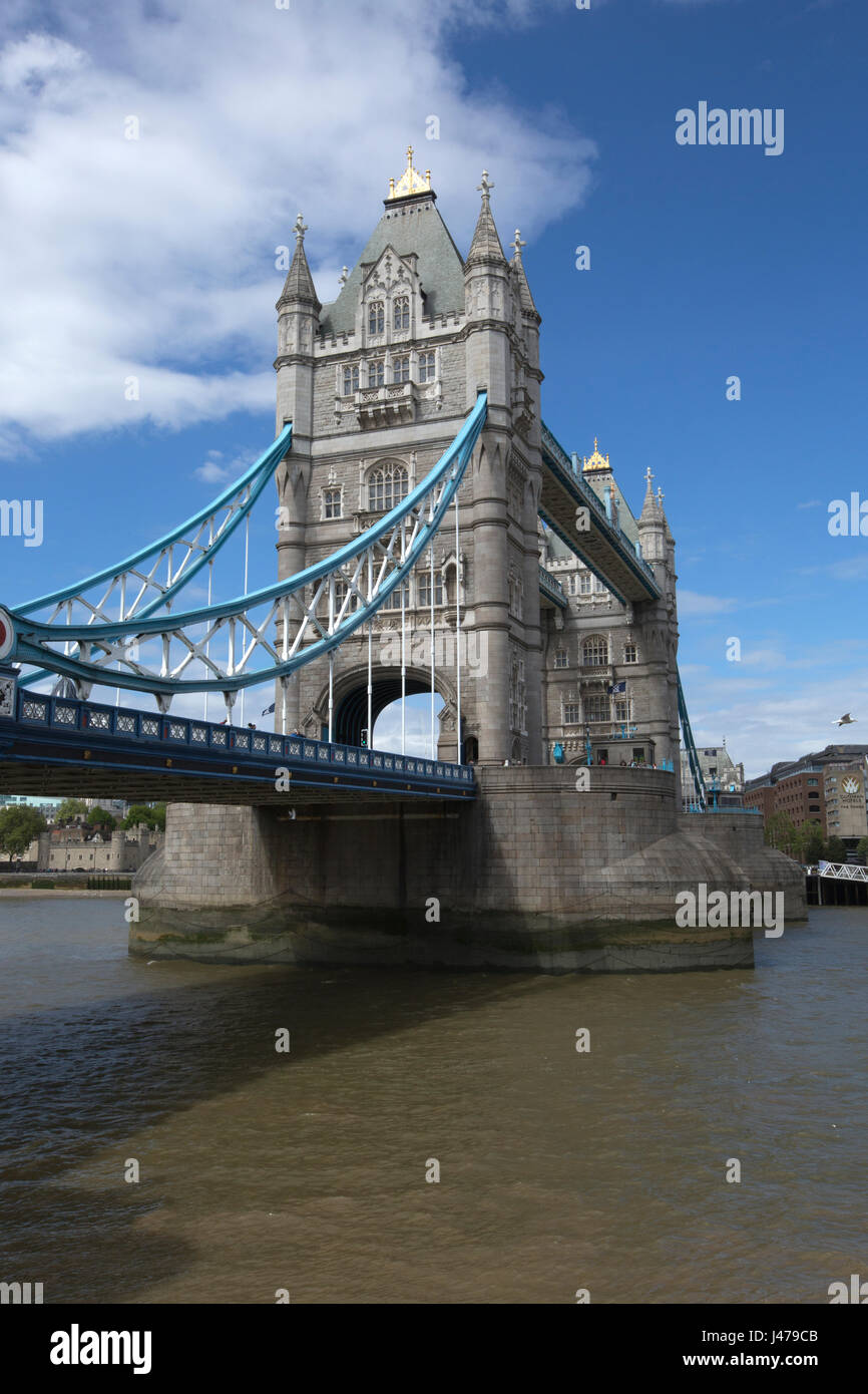 London Tower Bridge, visto dalla riva sud del fiume Tamigi, London, England, Regno Unito Foto Stock