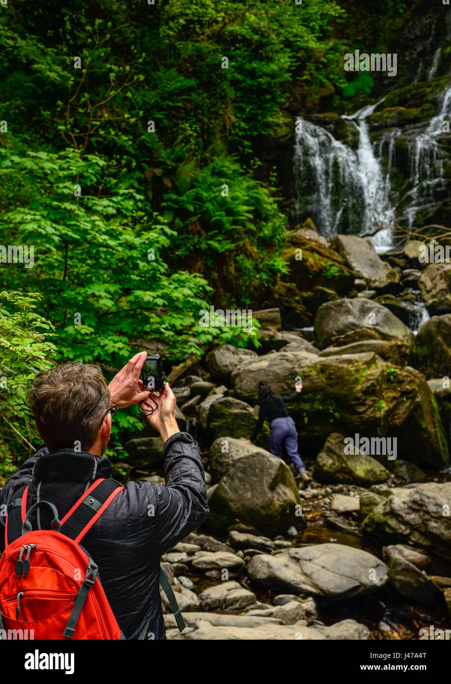 Turisti che scattano foto alla cascata di Torc Killarney National Park Ireland BHZ Foto Stock