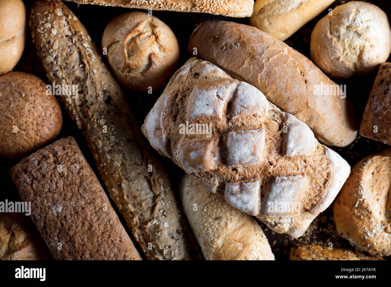 Beni cotti al forno. Pane misto top view studio scatti. Foto Stock