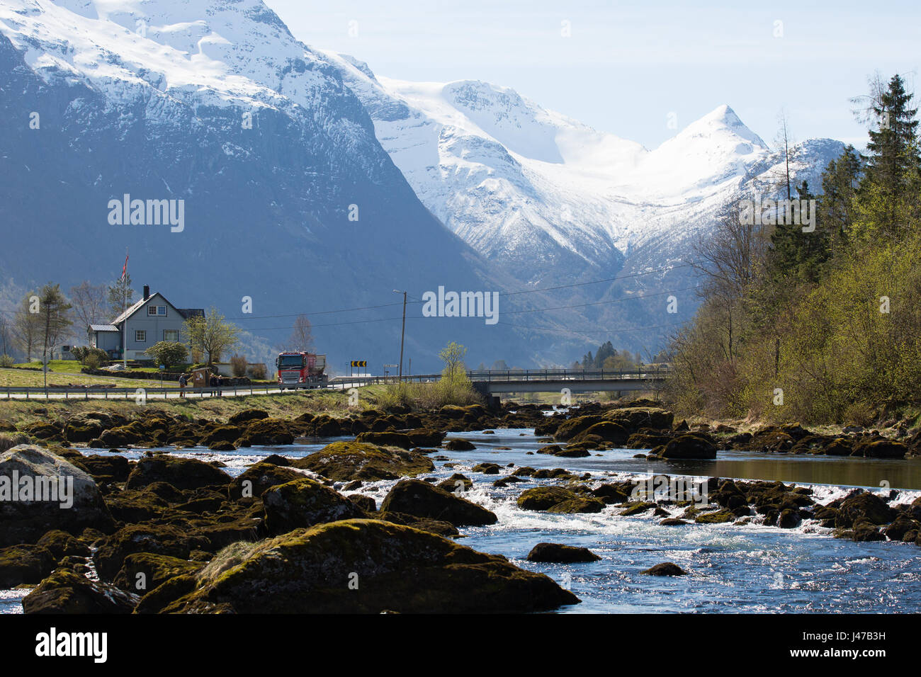 Una vista generale del lago anticato nei fiordi norvegesi Foto Stock