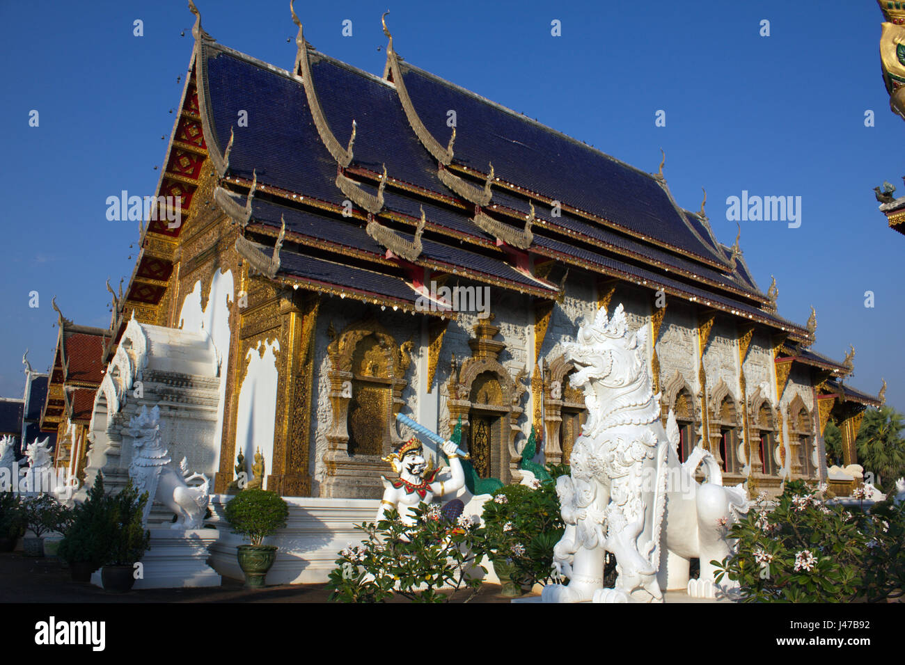 Singha mitico lion figura nella parte anteriore della grande hall presso il tempio Buddista complesso di Wat Ban Den, Mae Taeng, Chiang Mai, Thailandia Foto Stock