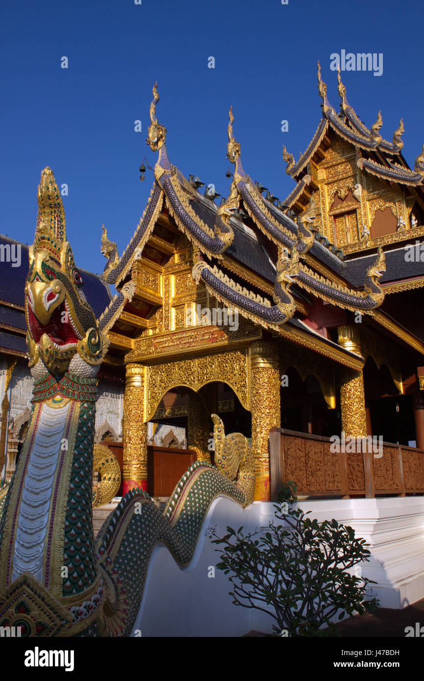 Naga serpente nella parte anteriore del Lanna-stile di teak viharn (Sermone hall) presso il tempio Buddista complesso di Wat Ban Den, Mae Taeng, Chiang Mai, Thailandia Foto Stock