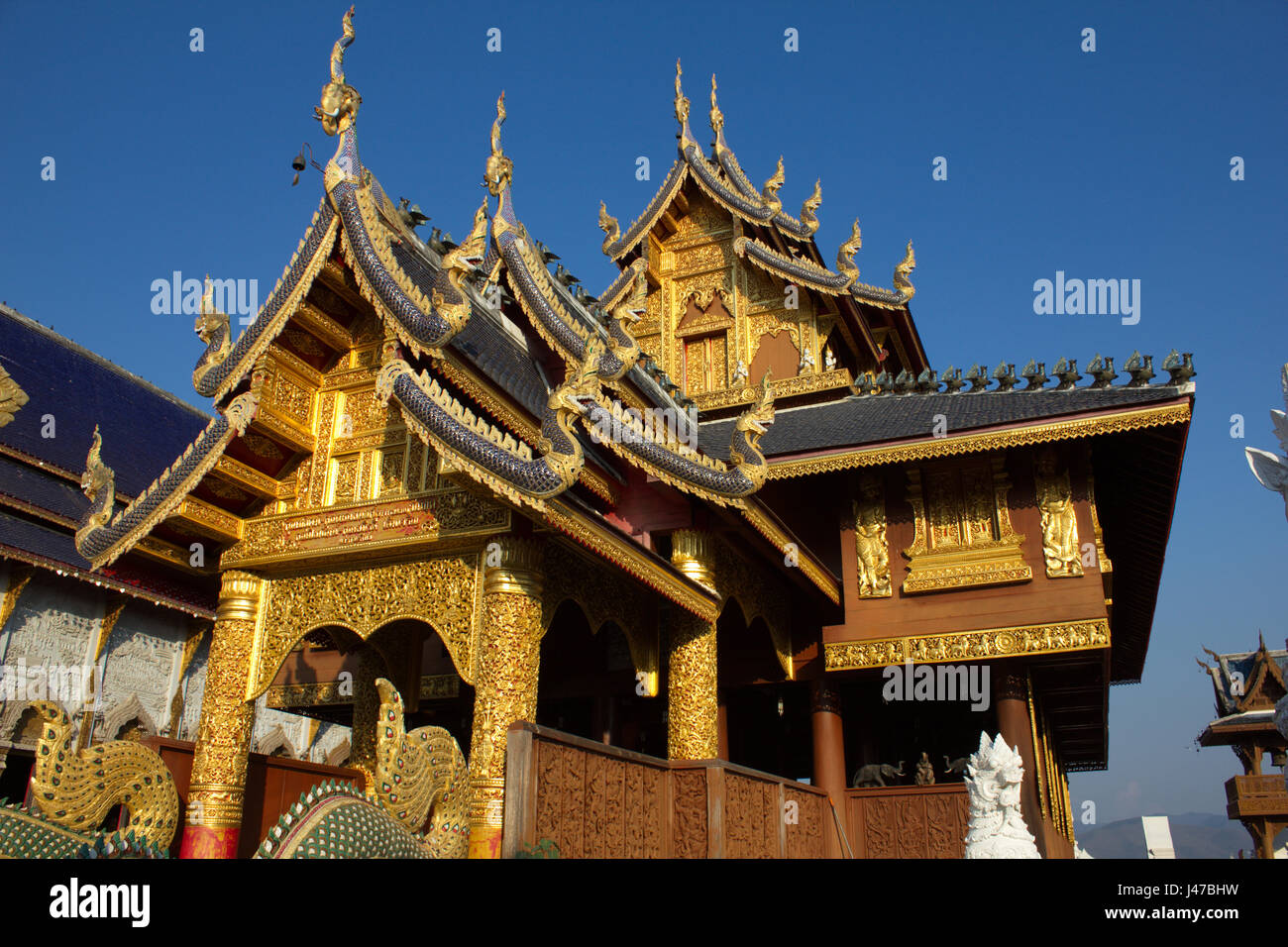 Il magnifico Lanna-stile di teak viharn (Sermone hall) presso il tempio Buddista complesso di Wat Ban Den, Mae Taeng, Chiang Mai, Thailandia Foto Stock