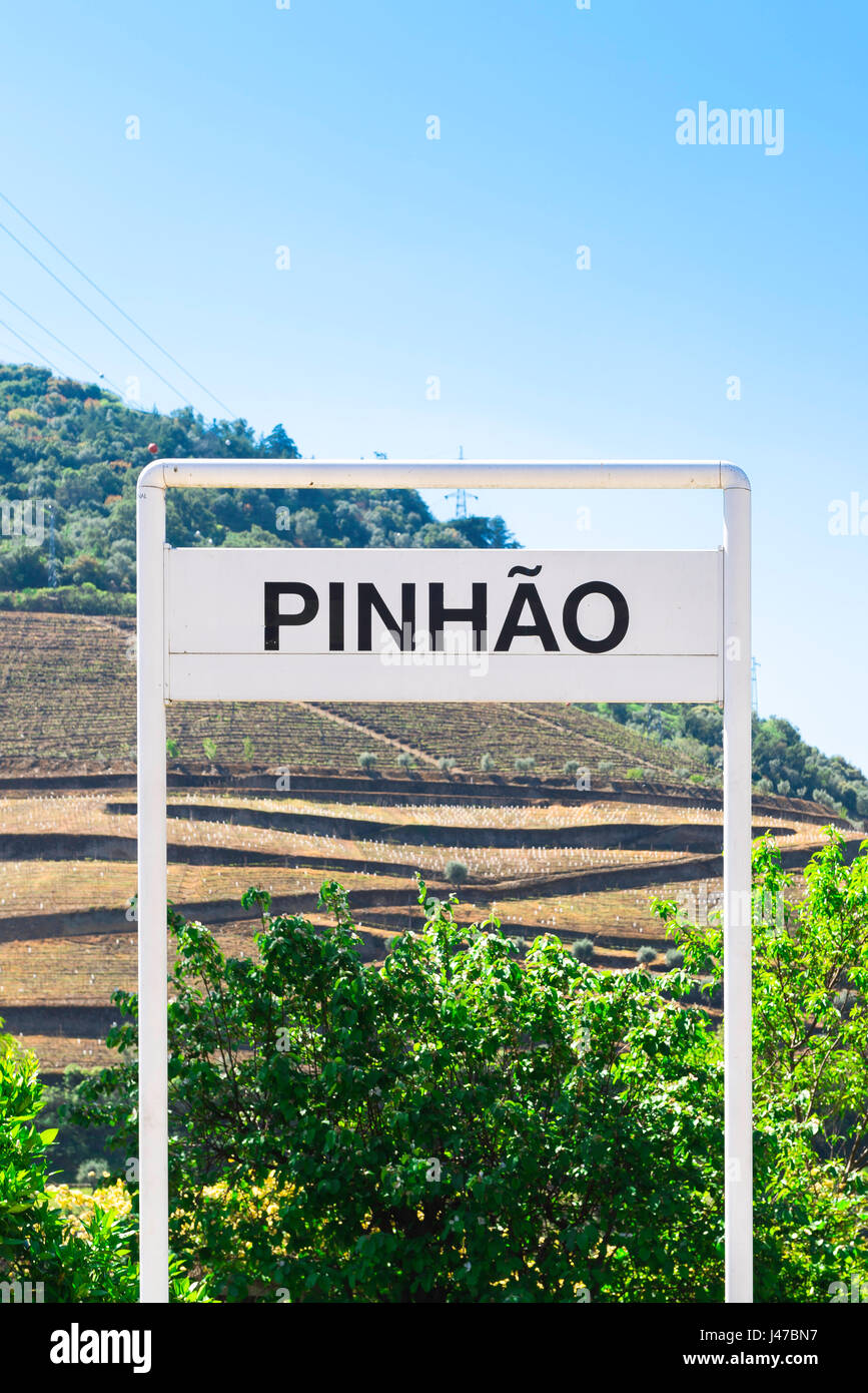 Pinhao Portogallo stazione ferroviaria, segno sulla stazione ferroviaria piattaforma nella Valle del Douro port wine town di Pinhao, Portogallo Foto Stock