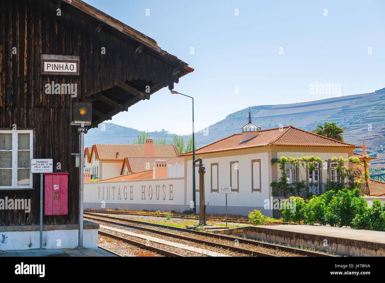 Pinhao Portogallo stazione ferroviaria, la stazione ferroviaria e la piattaforma adiacente vintage house nella Valle del Douro port wine town di Pinhao, Portogallo Foto Stock