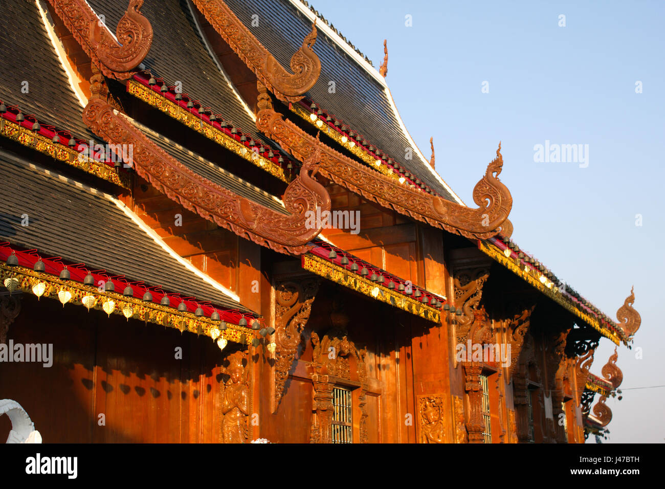Vista laterale della magnifica Lanna-stile di teak viharn (Sermone hall) presso il tempio Buddista complesso di Wat Ban Den, Mae Taeng, Chiang Mai, Thailandia Foto Stock