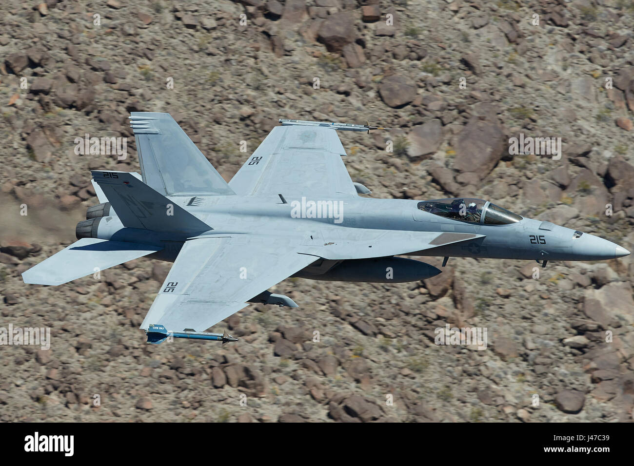 Marina degli Stati Uniti F/A-18E Super Hornet, Sedile unico jet fighter, volare ad alta velocità e basso livello attraverso un canyon del deserto. Foto Stock