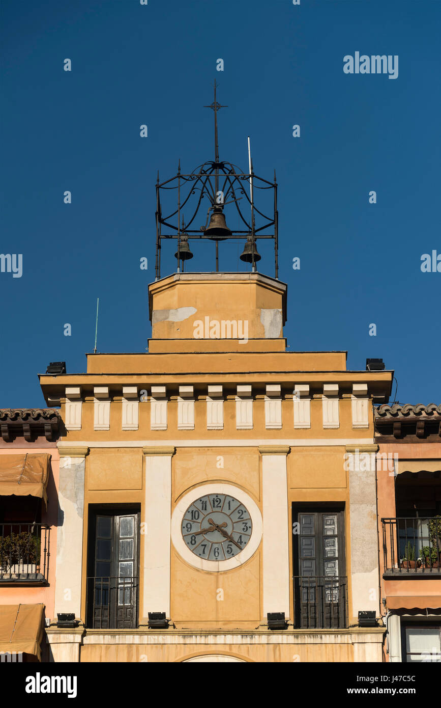 Toledo (Castilla-La Mancha (Spagna): la facciata di un palazzo storico in piazza Zocodover, con orologio e campane Foto Stock