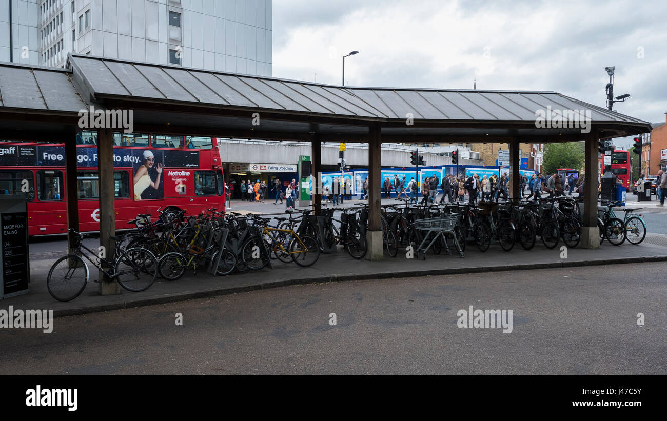 Stazione di Ealing Broadway Foto Stock