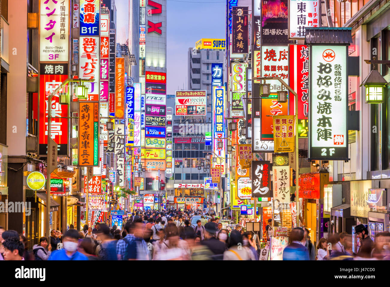 TOKYO, Giappone - 7 Maggio 2017: folle passano attraverso Kabukicho nel quartiere di Shinjuku. La zona è un divertimento e il quartiere a luci rosse. Foto Stock