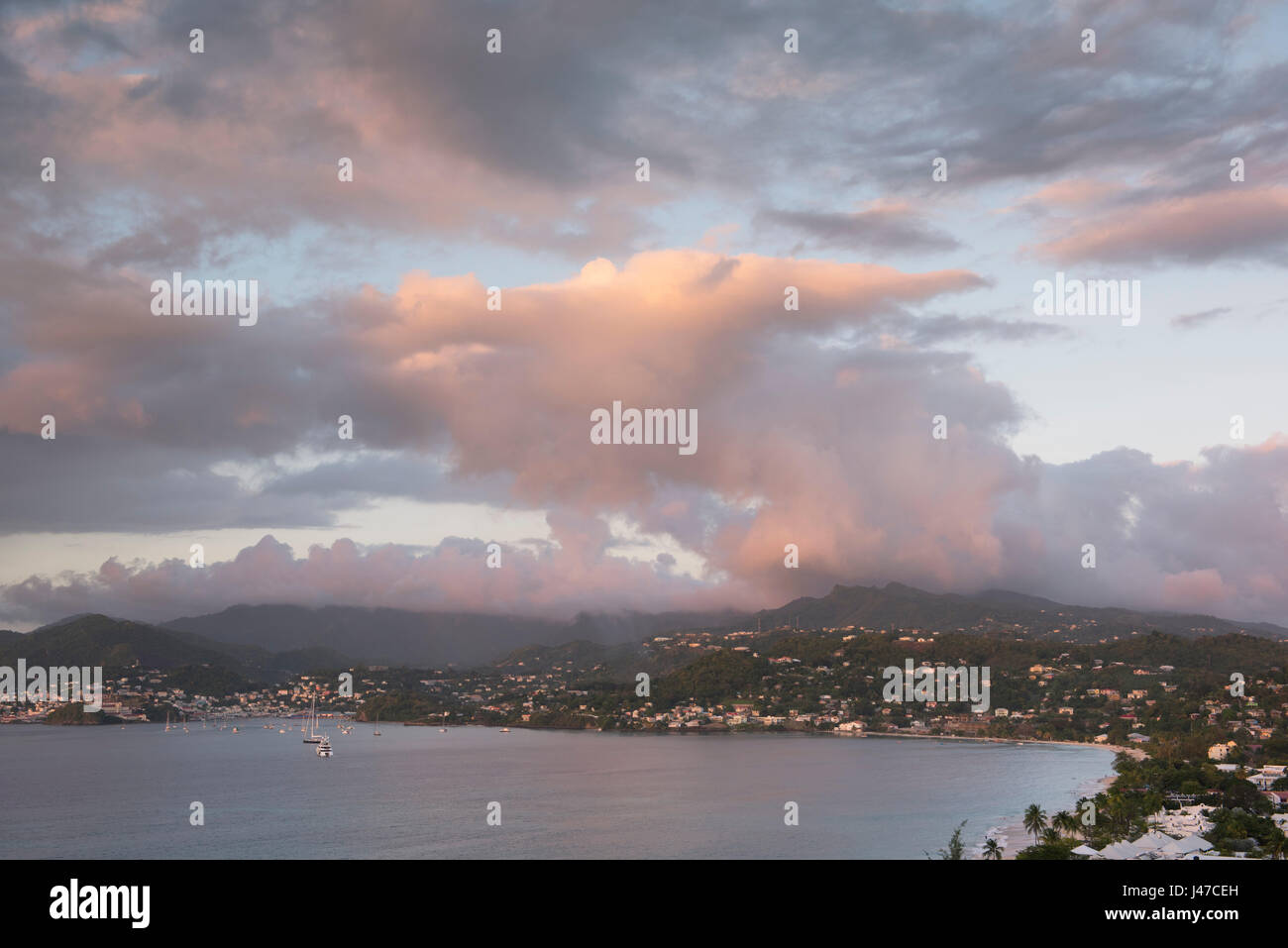 Un drammatico nuvola rosa formazione su Grand Anse e San George, capitale di Grenada, West Indies, dei Caraibi Foto Stock