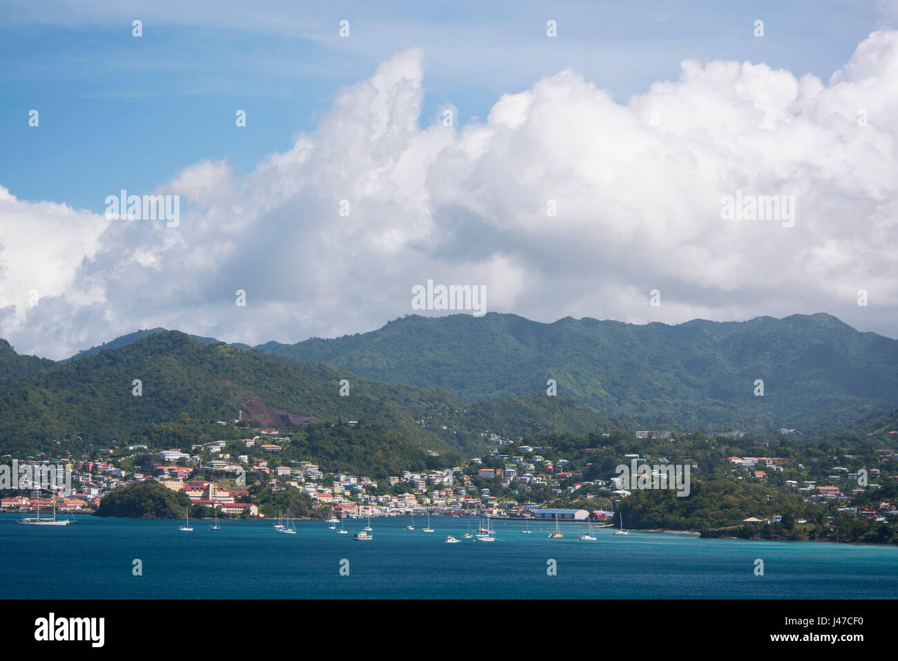 La vista sul Grand Anse verso St George, la capitale di Grenada e montagnoso interno dell'isola. Grenada, West Indies, dei Caraibi Foto Stock