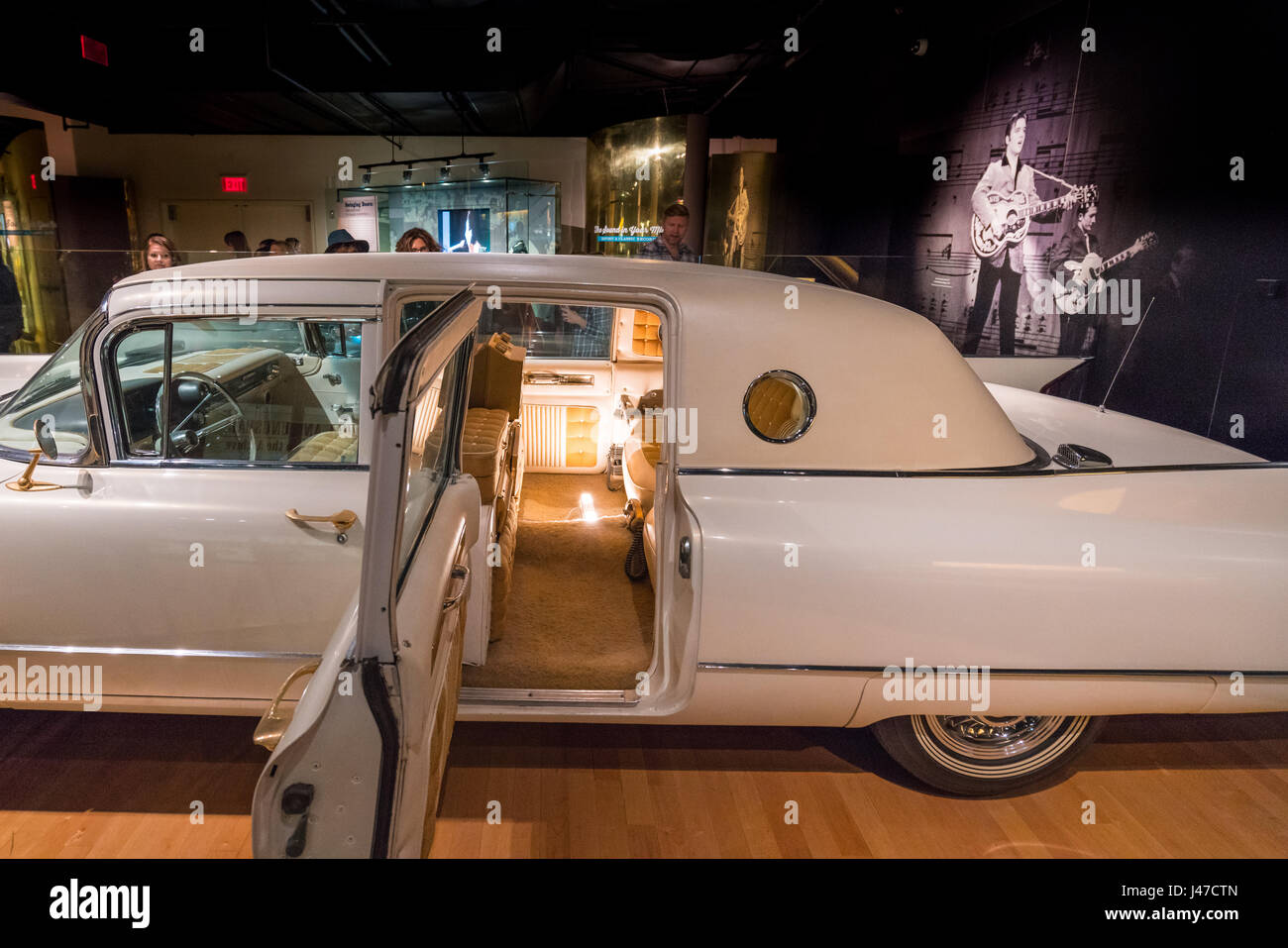 Elvis Presley's custom 'gold Cadillac' presso il Country Music Hall of Fame, Nashville Foto Stock