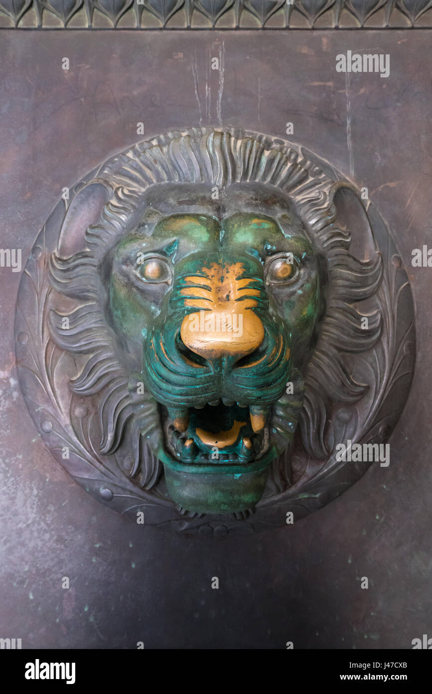 Il tocco di molti visitatori delle mani ha lucidato il naso di questo leone di bronzo sulla porta del Partenone, Nashville Foto Stock