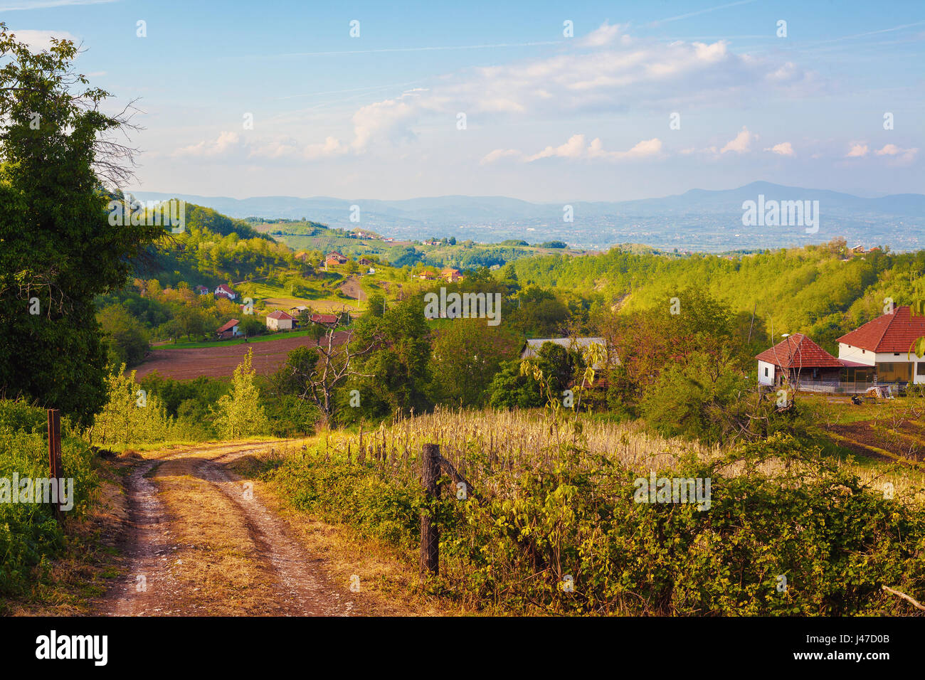 Villaggio serbo paesaggio, primavera tempo durante il giorno. Foto Stock