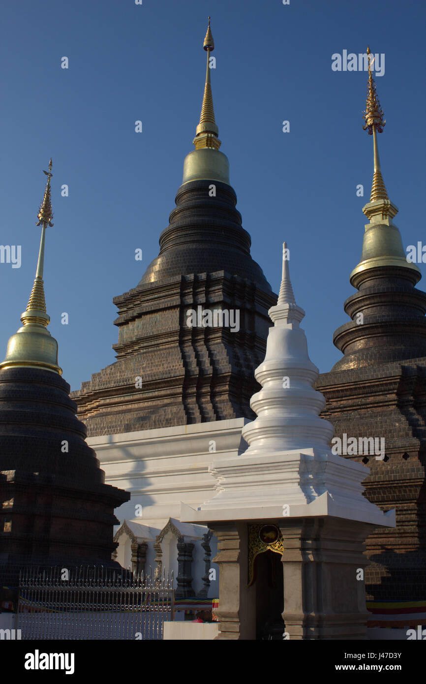 Chedis (stupa) che rappresentano i segni zodiacali presso il tempio Buddista complesso di Wat Ban Den, Mae Taeng, Chiang Mai, Thailandia Foto Stock