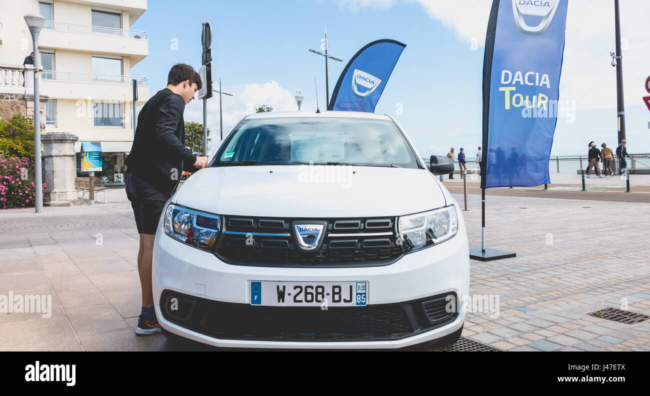 Sables D Olonne, Francia - 7 Maggio 2017 : Dacia Tour 2017 è un'operazione commerciale organizzato dal costruttore di auto al fine di presentare le sue vetture througho Foto Stock