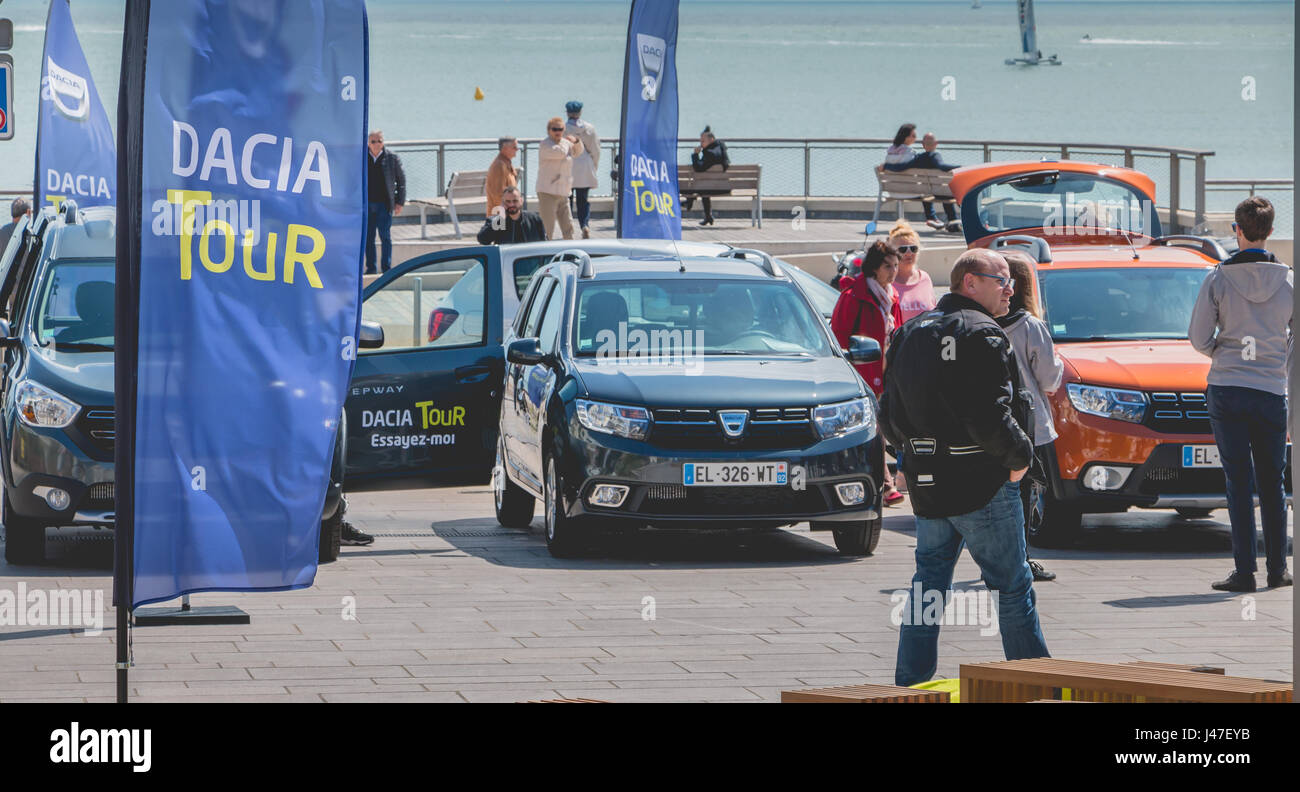 Sables D Olonne, Francia - 7 Maggio 2017 : Dacia Tour 2017 è un'operazione commerciale organizzato dal costruttore di auto al fine di presentare le sue vetture througho Foto Stock