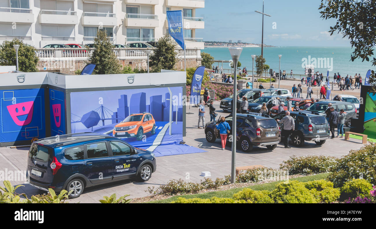 Sables D Olonne, Francia - 7 Maggio 2017 : Dacia Tour 2017 è un'operazione commerciale organizzato dal costruttore di auto al fine di presentare le sue vetture througho Foto Stock