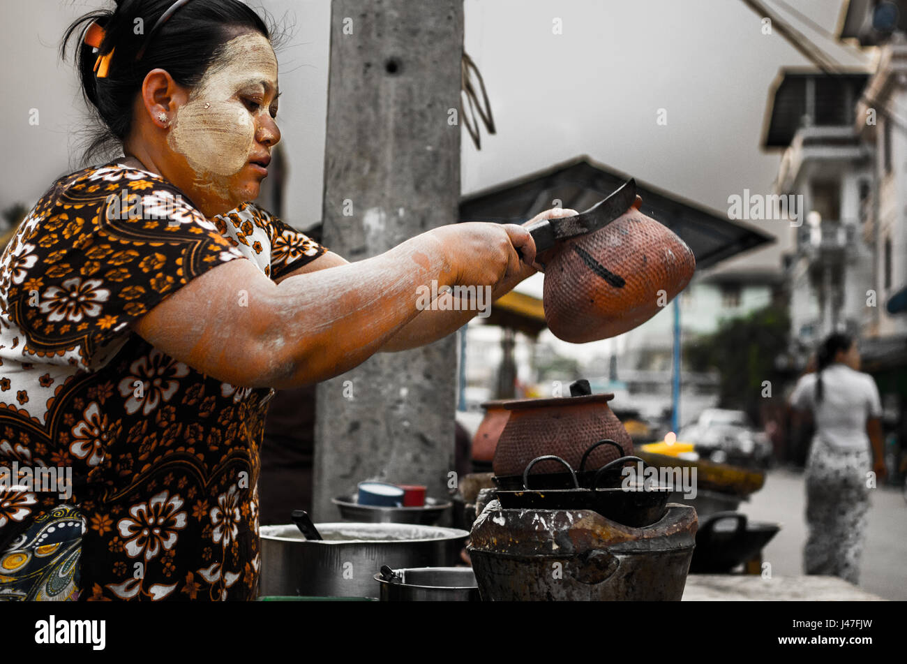 La cucina tradizionale stufa e pentole. Street la cottura del cibo da una signora myanmarense Foto Stock