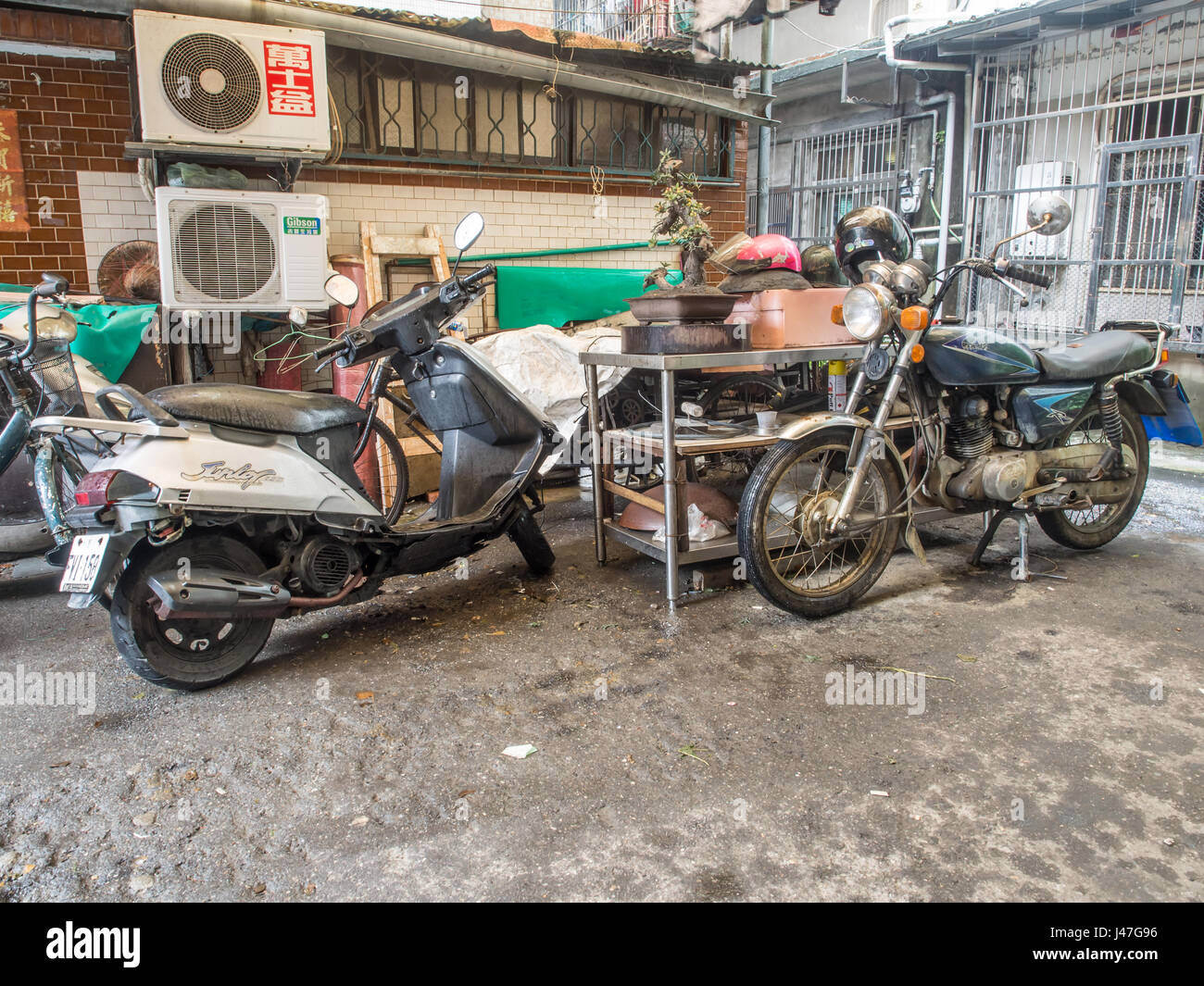 Nuova Città di Taipei, Taiwan - 12 Ottobre 2016: strada tipica e backyard tra il vecchio edificio nella nuova città di Taipei Foto Stock