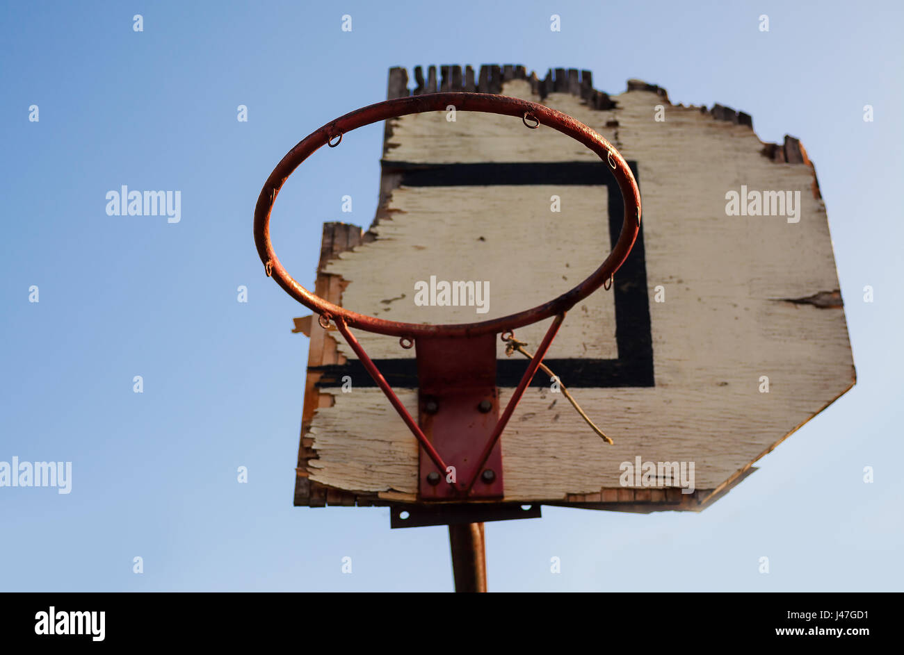Vista su un vecchio danneggiato Basketball hoop. Foto Stock