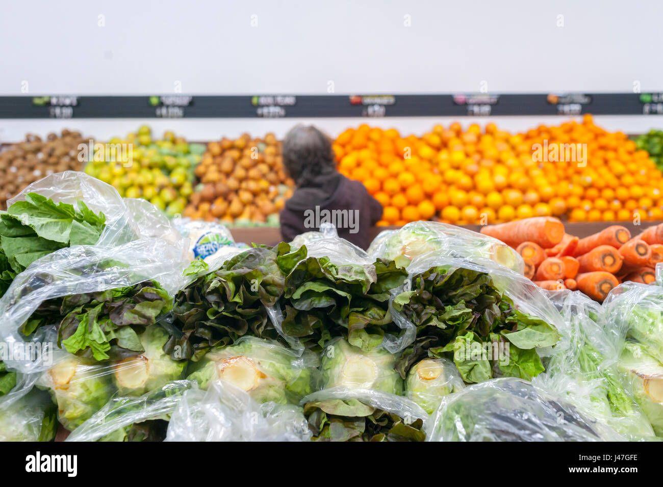 Gli amanti dello shopping presso il recentemente riaperto Stile il Mercato degli Agricoltori in Hell's Kitchen quartiere di New York domenica 7 maggio, 2017. Dopo essere stato costretto ad uscire dalla loro posizione originale, dove era stata tor oltre vent anni, quasi tre anni fa perché il palazzo fu venduto e sviluppato il mercato popolare, noto per la sua convenienza e qualità, ha riaperto a pochi isolati dalla sua posizione originale sulla Nona Avenue. (© Richard B. Levine) Foto Stock