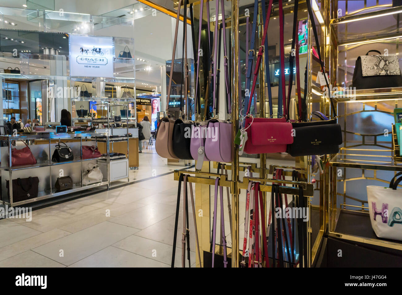 La Kate Spade boutique all'interno di Macy's department store di New York  con il pullman boutique dietro di esso lunedì 8 maggio 2017. In pelle di  lusso merci rivenditore allenatore ha comprato