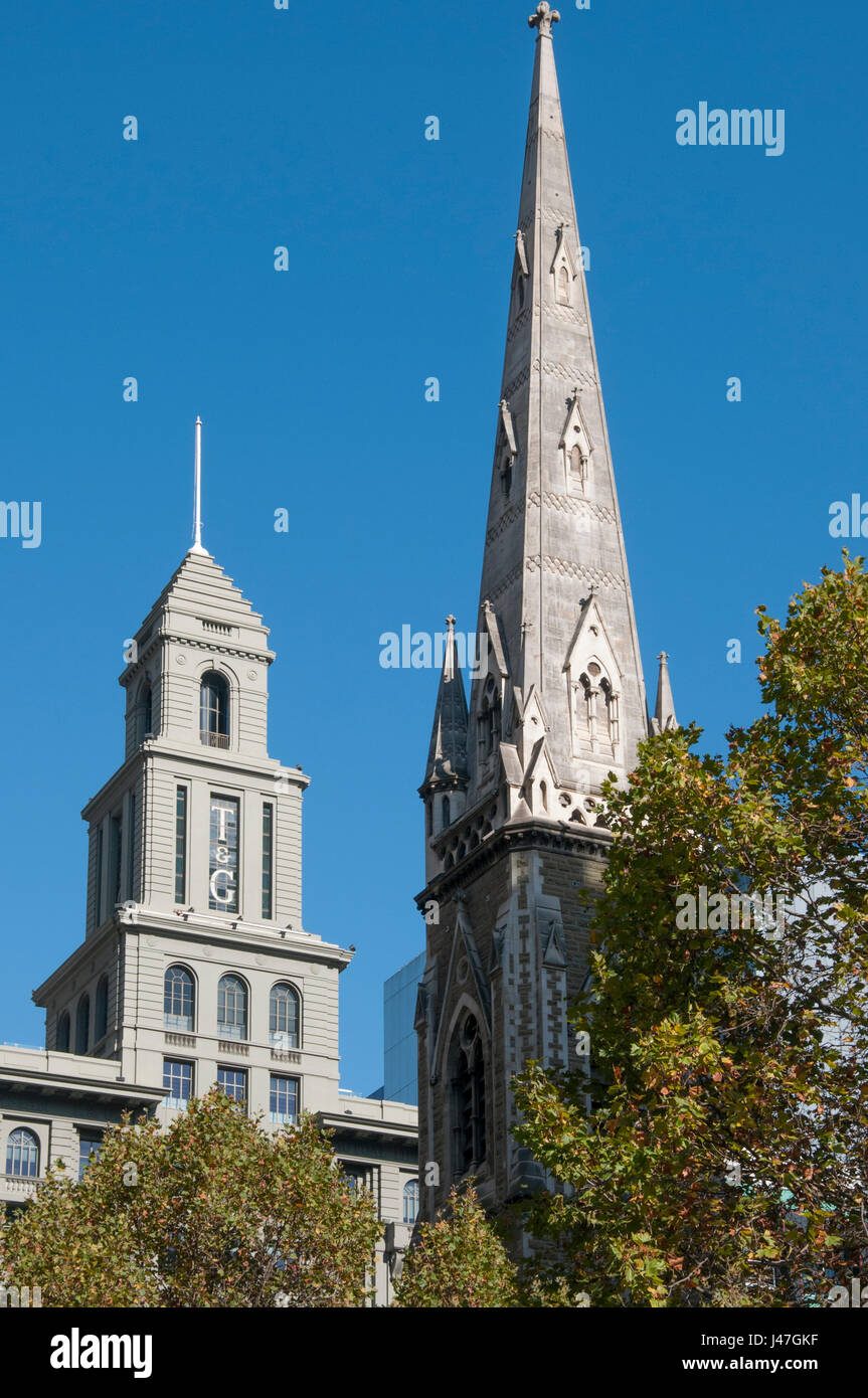 Guglie di T&G edificio (1928) e la Chiesa scozzese (1874), Melbourne, Australia Foto Stock