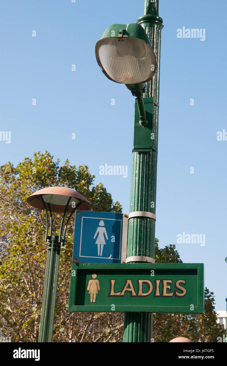 I segni indicano un vecchio wc pubblico al di sotto del livello stradale a Melbourne, Australia Foto Stock