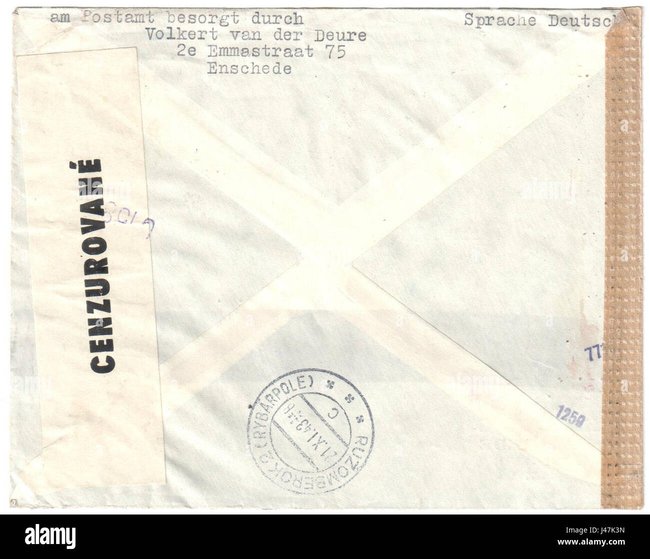 L'immagine mostra una copertina censurata dai Paesi Bassi, datata 27 ottobre 1943. Questo documento storico riflette la censura in tempo di guerra durante la seconda guerra mondiale, offrendo uno sguardo sul controllo delle informazioni durante il periodo. Foto Stock L'immagine mostra una copertina censurata dai Paesi Bassi, datata 27 ottobre 1943. Questo documento storico riflette la censura in tempo di guerra durante la seconda guerra mondiale, offrendo uno sguardo sul controllo delle informazioni durante il periodo. Foto Stock