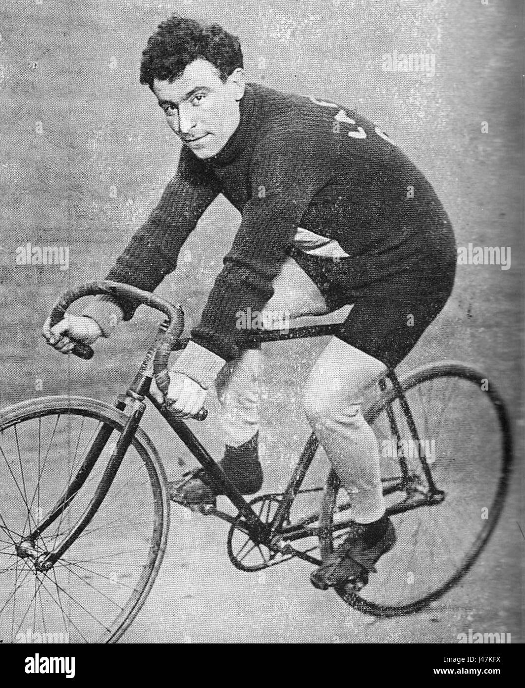 Octave Lapize (1887–1917) è stato un ciclista su strada francese, famoso per aver vinto il Tour de France del 1910 e per aver ottenuto una medaglia di bronzo nei 100 km olimpici del 1908. Tre volte vincitore di Parigi-Roubaix, trionfò anche a Parigi-Bruxelles e Parigi-Tours nel 1911. La sua carriera fu interrotta quando fu ucciso nella prima guerra mondiale mentre prestava servizio come pilota di caccia. Foto Stock