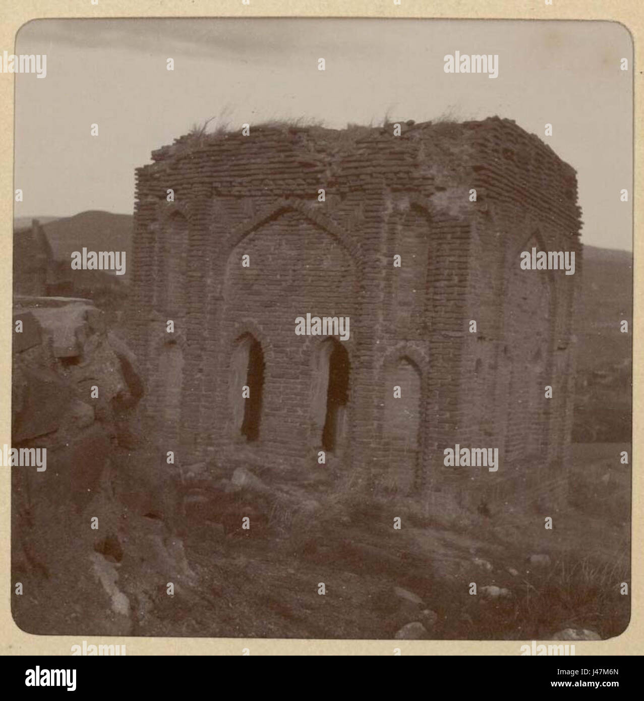 Una foto storica del Barone de Baye del cimitero musulmano di Tbilisi, che mette in evidenza il luogo di sepoltura e il suo significato culturale nella capitale della Georgia, Tbilisi. Foto Stock