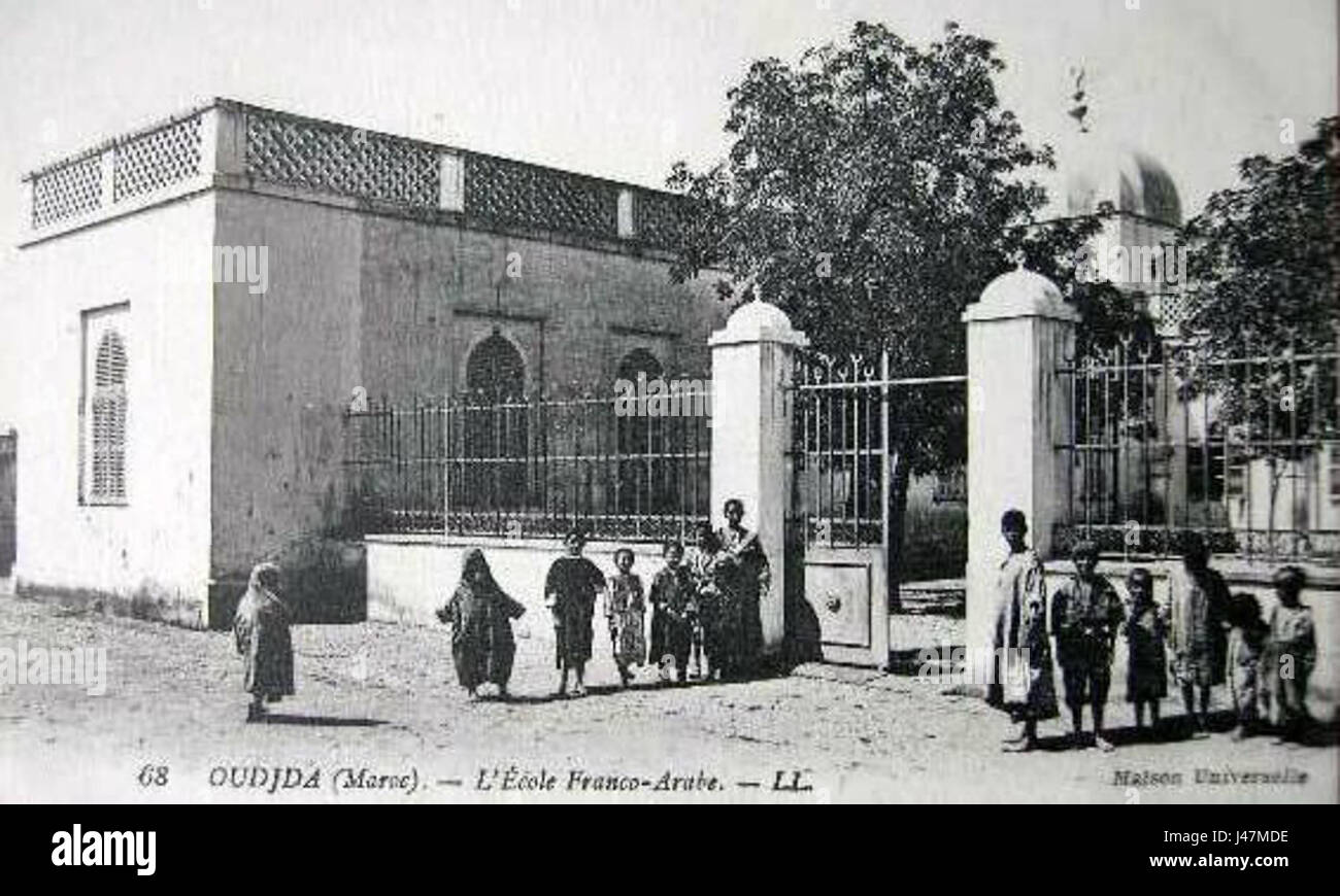"Oudjda franco arabe" si riferisce probabilmente a un'opera o a uno studio relativo alla cultura franco-araba di Oudjda, una città del Marocco. Potrebbe concentrarsi sulle interazioni culturali, sulla lingua o sugli aspetti storici della regione. Foto Stock "Oudjda franco arabe" si riferisce probabilmente a un'opera o a uno studio relativo alla cultura franco-araba di Oudjda, una città del Marocco. Potrebbe concentrarsi sulle interazioni culturali, sulla lingua o sugli aspetti storici della regione. Foto Stock