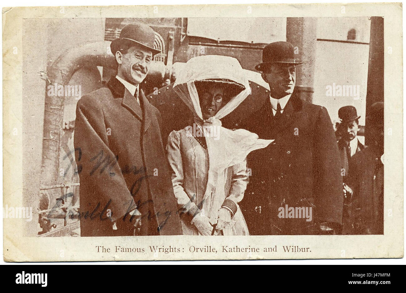 Orville e Wilbur Wright furono pionieri dell'aviazione, noti per il loro volo di successo nel 1903. Questo riferimento verosimilmente riguarda un ritratto o un resoconto storico del 1910 circa, che segna il loro continuo contributo all'aviazione. Foto Stock