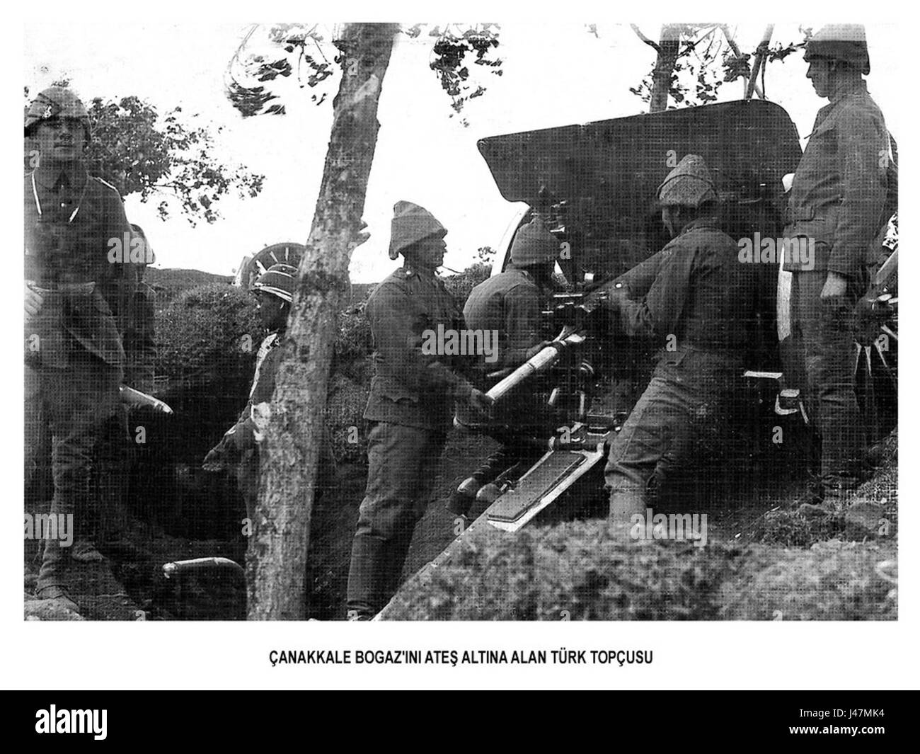 L'artiglieria ottomana che sparava sui Dardanelli si riferisce alle azioni militari durante la campagna di Gallipoli nella prima guerra mondiale, dove le forze ottomane difesero lo stretto dei Dardanelli contro gli attacchi alleati. Foto Stock