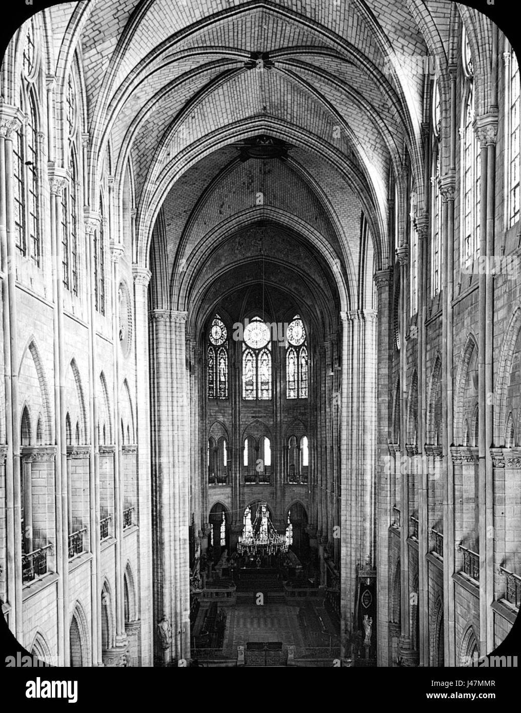 Questa immagine probabilmente raffigura la famosa cattedrale di Notre Dame a Parigi, in Francia, catturata nel 1903, mostrando la sua architettura iconica e il suo significato storico come simbolo della cultura francese e dell'architettura gotica. Foto Stock