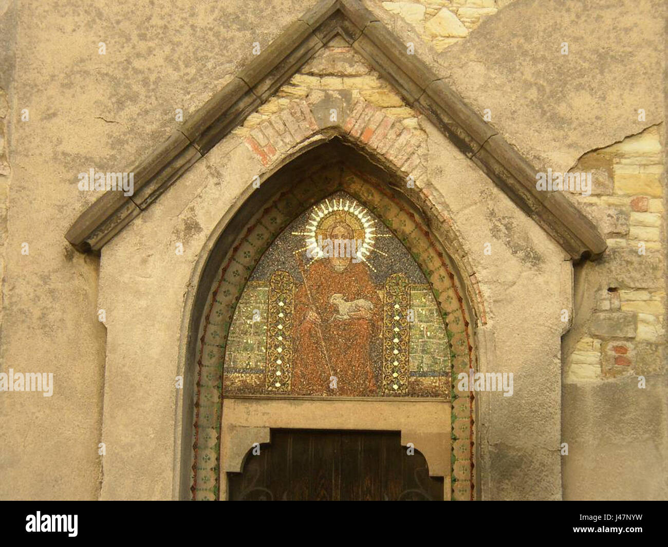 Il mosaico di Cristo il buon Pastore di Viktor Foerster, creato nel 1908, raffigura il simbolo cristiano di Cristo come il buon Pastore. L'opera d'arte riflette l'arte religiosa dell'inizio del XX secolo, mostrando lo stile intricato e la dedizione di Foerster ai temi religiosi. Foto Stock