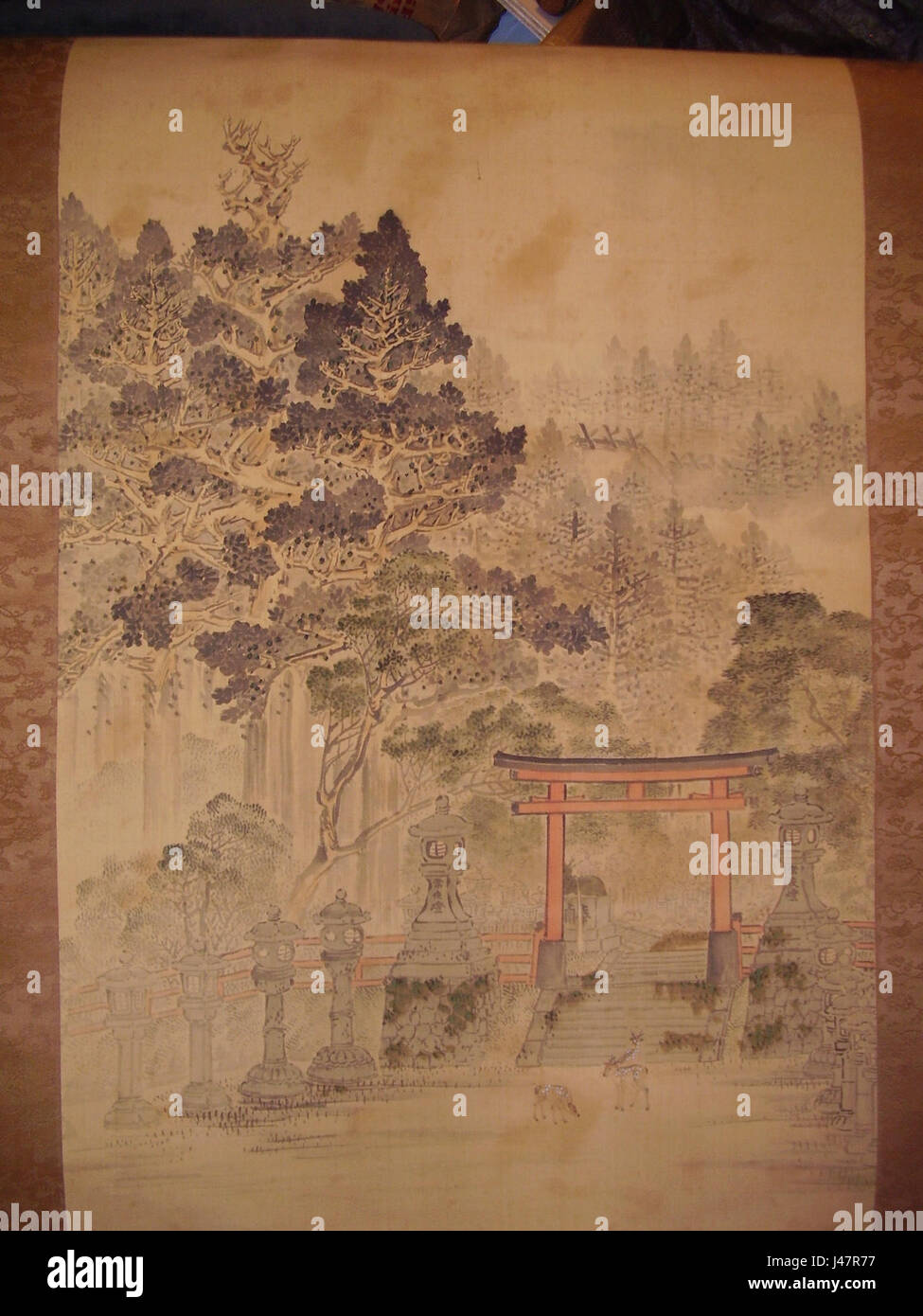 Questo dipinto di Kigetsu Kita della collezione Wittig raffigura un santuario di montagna e una tomba, con un paesaggio sereno e un cervo. Le opere d'arte catturano i temi tradizionali giapponesi della natura, della spiritualità e del sacro rapporto tra gli esseri umani e l'ambiente. Foto Stock