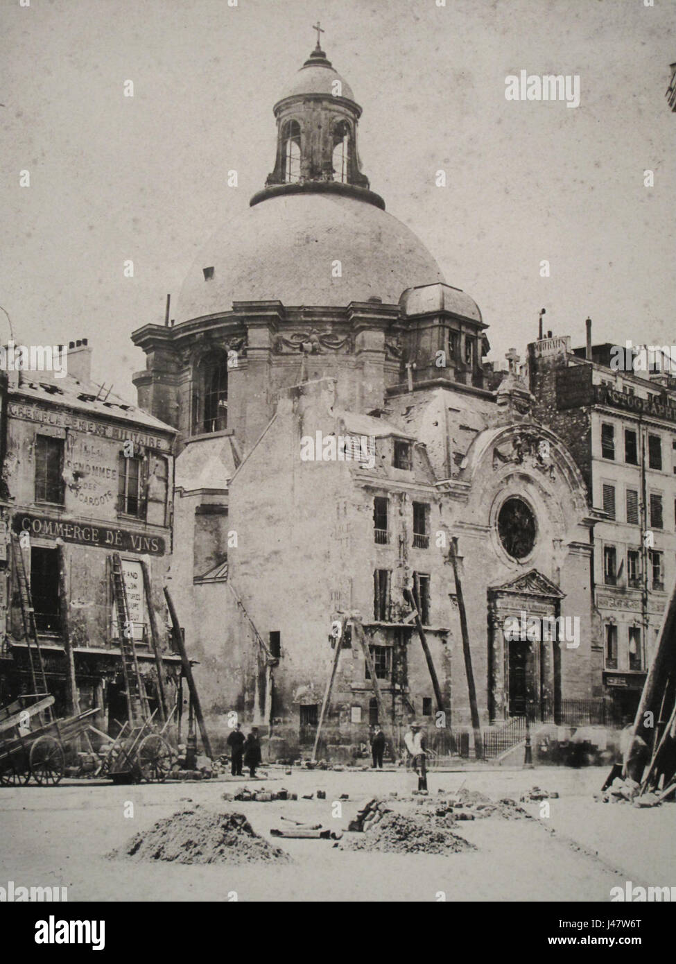 Questo riferimento a "Rue Saint Antoine" durante la comune di Parigi indica il ruolo della strada negli eventi storici del 1871, quando lavoratori rivoluzionari e parigini si scontrarono con il governo francese in seguito alla guerra franco-prussiana. Foto Stock