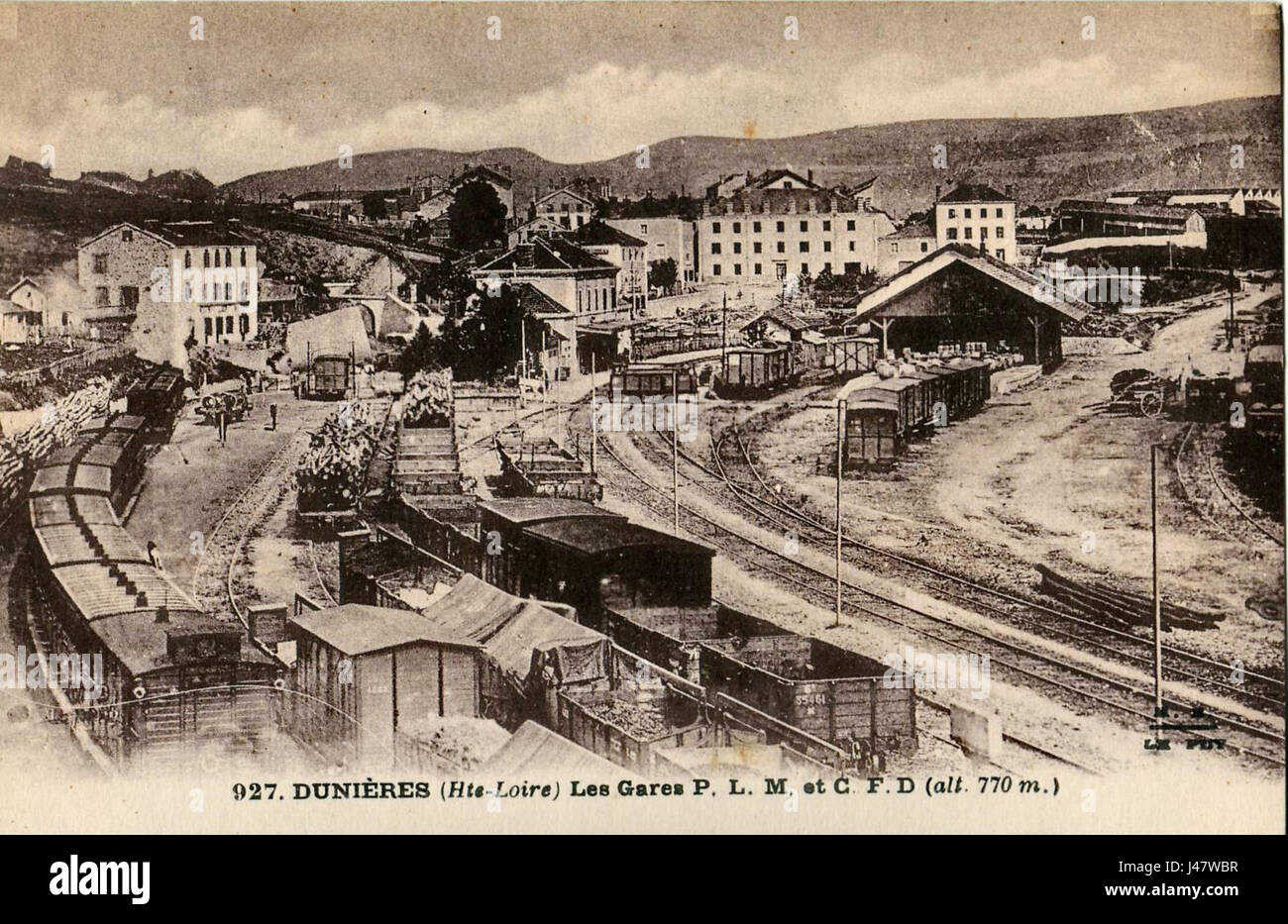 "MM 927 DUNIERES" si riferisce a un articolo o documento specifico relativo alle stazioni (gares) del PLM (Paris-Lyon-MÃ©diterranÃ©e) e del CFD (Chemins de Fer DÃ©partmentaux). Il pezzo probabilmente copre le stazioni ferroviarie, la loro importanza e il contesto operativo durante l'era del trasporto ferroviario francese. Foto Stock