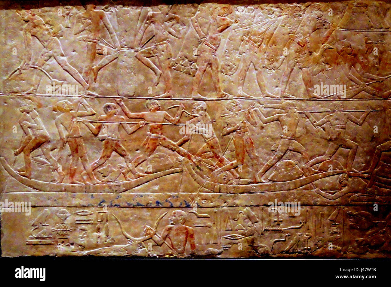 Il rilievo B della tomba "NY ankh nesuwt" è un antico manufatto egiziano che raffigura la scena della tomba di un individuo. Questo rilievo fa parte dei ricchi costumi di sepoltura e delle tradizioni artistiche dell'antico Egitto. Foto Stock