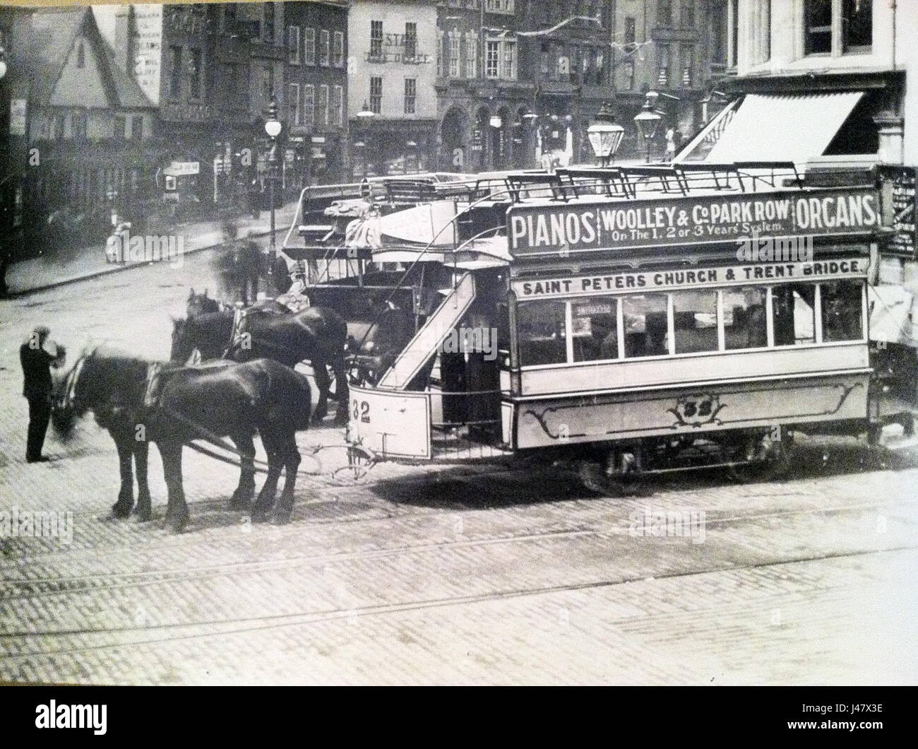 Nottingham cavallo Tram di fronte la chiesa di San Pietro Foto Stock