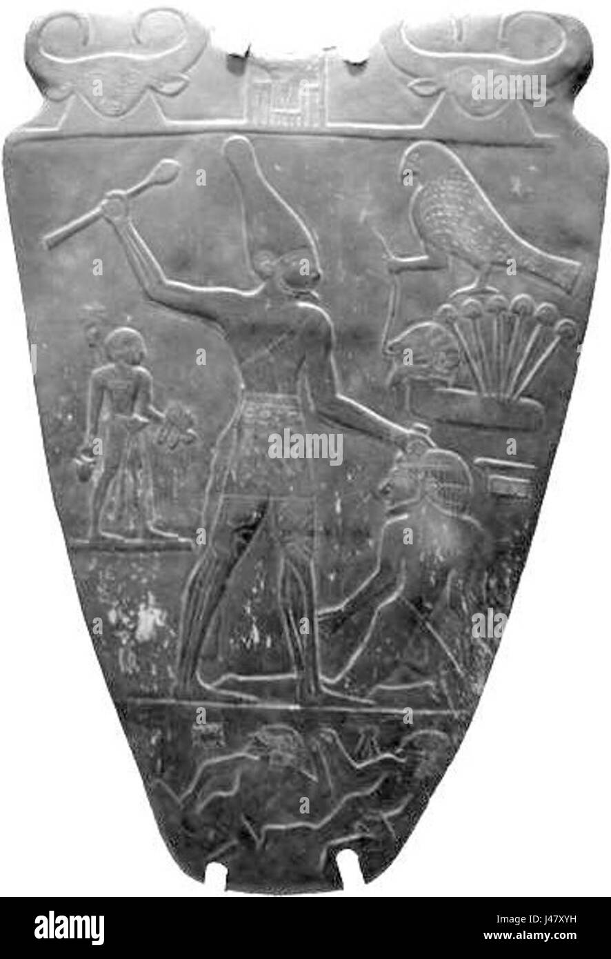 Il rovescio della tavolozza Narmer, un antico manufatto egiziano del primo periodo dinastico, raffigura l'unificazione dell'alto e del basso Egitto, simboleggiando il potere del faraone Narmer. Foto Stock